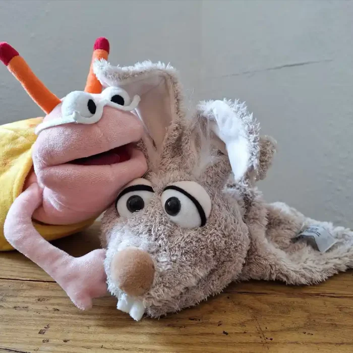 Im Kindertherapieraum sind zwei niedliche Stofftiere zu sehen - eine Schnecke und ein Hase